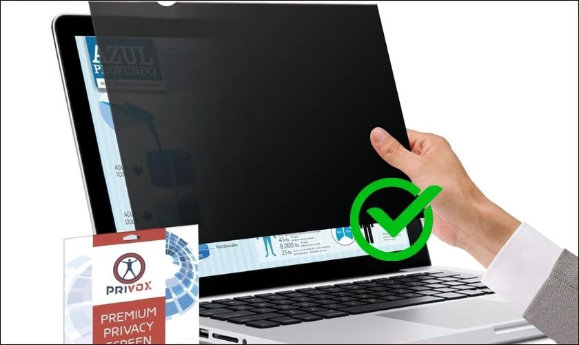 Không nên chạm tay trược tiếp hoặc dùng vật nhọn chỉ vào màn hình laptop