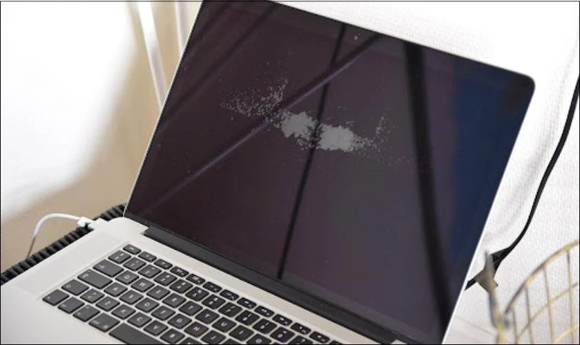Nguyên nhân khiến màn hình MacBook bị chấm đen 