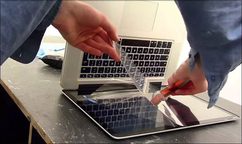 Mẹo ngăn chặn màn hình MacBook xuất hiện chấm đen 