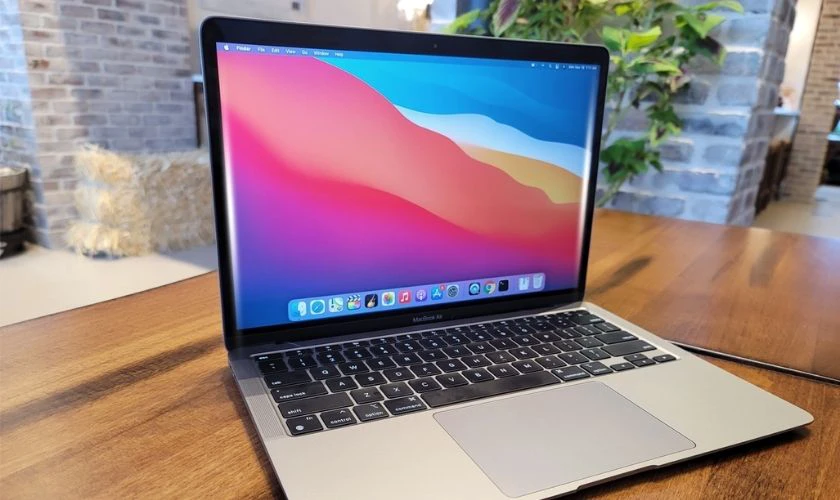 Màn hình Macbook bị hở sáng do đâu?