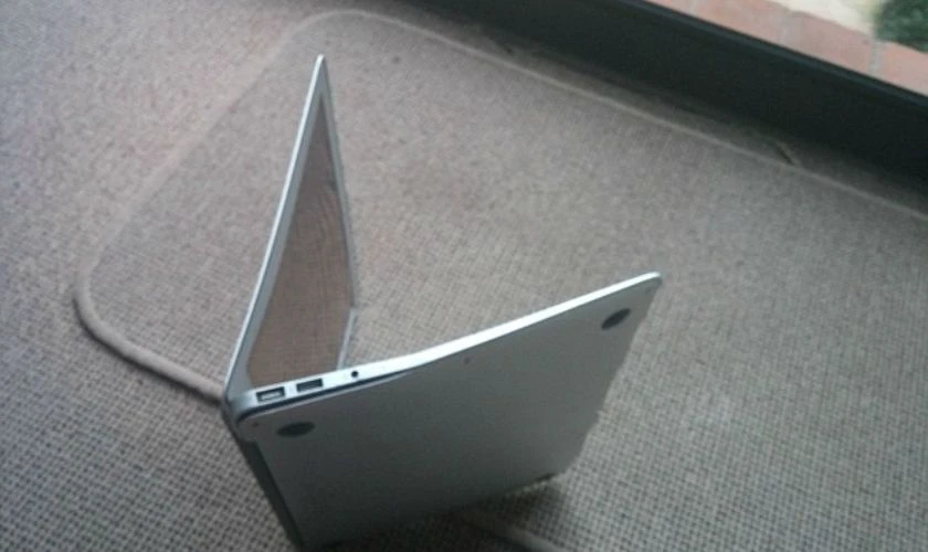 Màn hình MacBook bị sọc do tác động vật lý