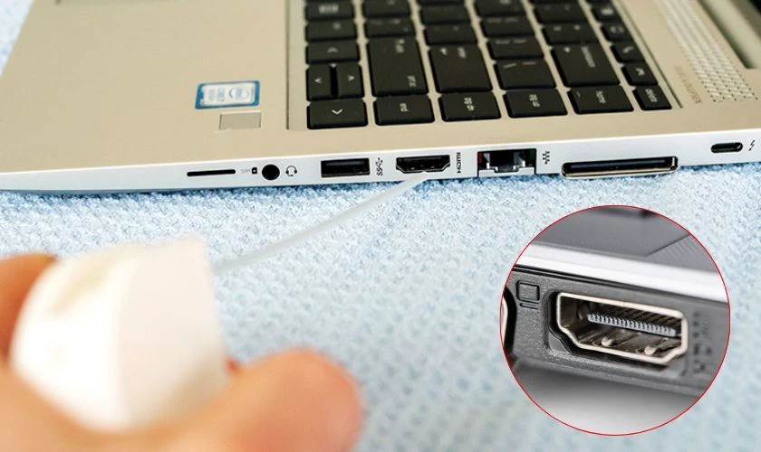 Vệ sinh cổng HDMI khi màn hình máy tính không nhận cổng kết nối