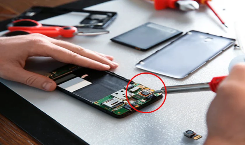 Cáp nối màn hình bị lỏng hoặc lỗi kết nối mainboard