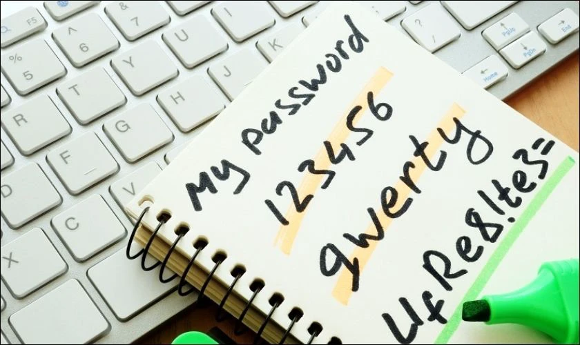 Tránh ghi mật khẩu lên giấy hoặc lưu trữ trên điện thoại 