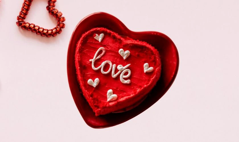 Mẫu bánh kem Valentine đơn giản màu đỏ