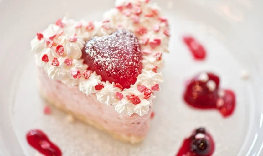 Mẫu bánh kem Valentine trang trí độc đáo hồng