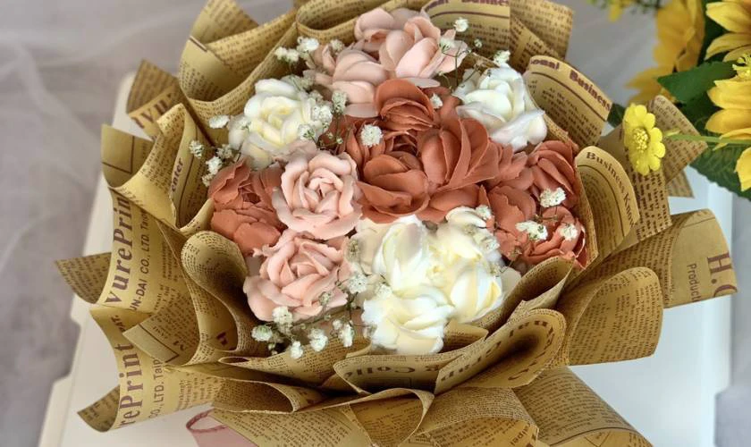 Mẫu bánh kem Valentine trang trí hoa ấn tượng