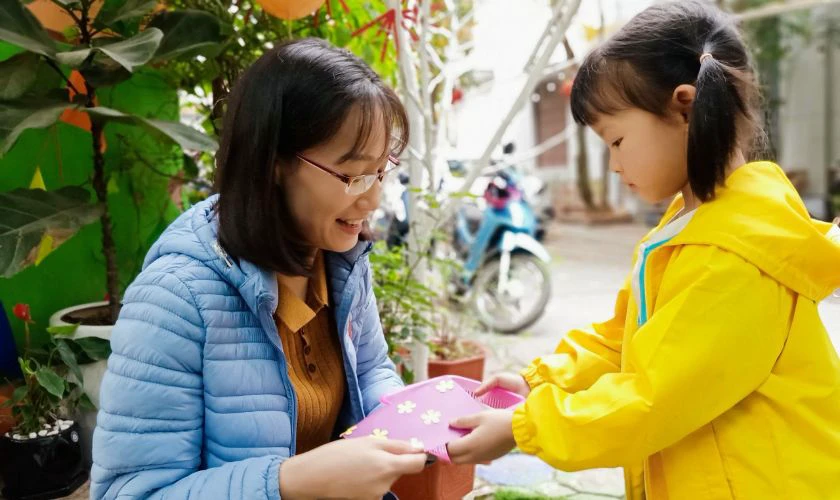Kết hợp phần thưởng nhỏ khi con tuân thủ thời gian biểu