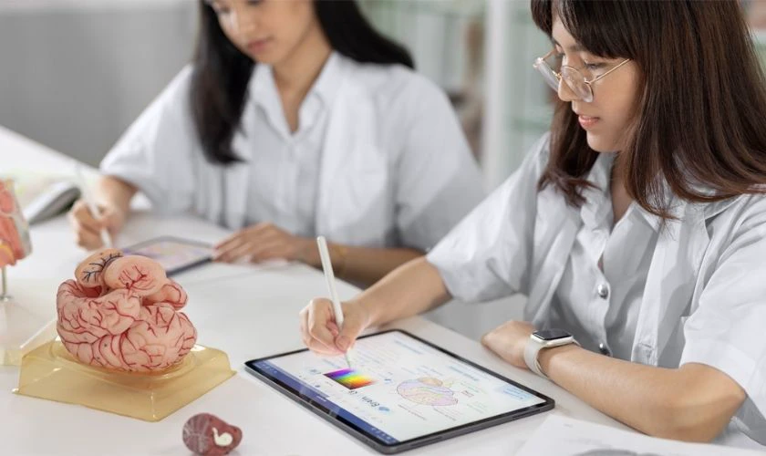 Máy tính bảng cho sinh viên ngành Y