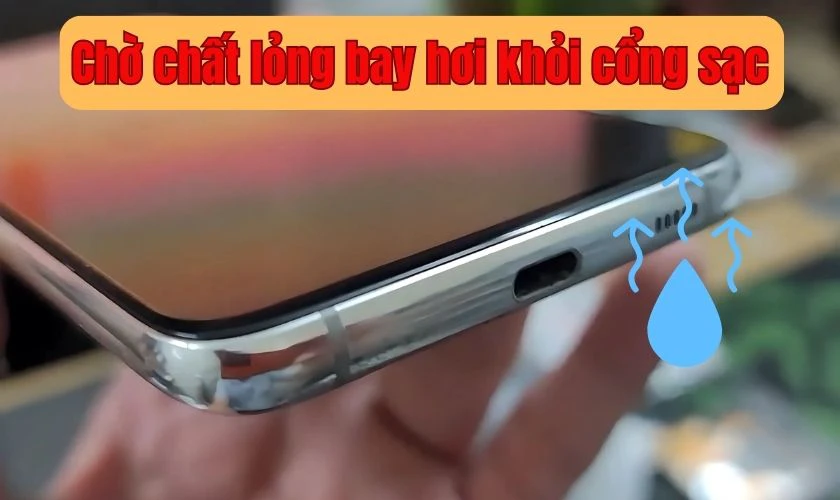 Mẹo sạc pin khi máy có thông báo độ ẩm - Chờ bay hơi