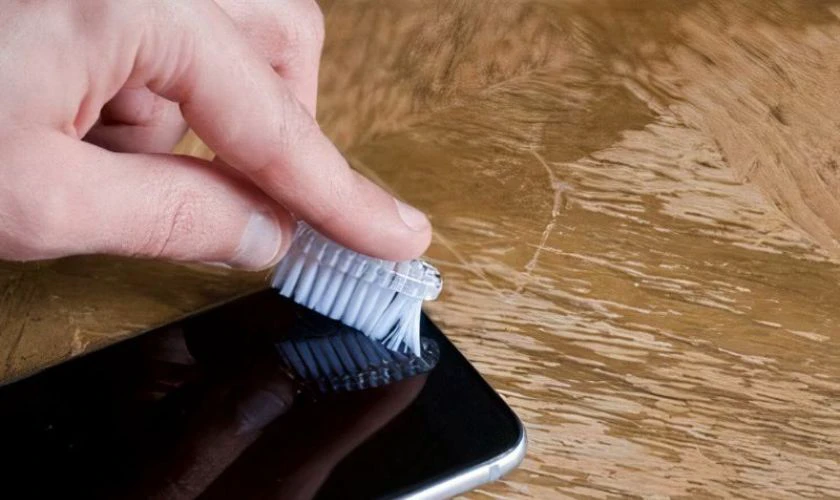 Lấy một bàn chải đánh răng mềm và khô để làm sạch