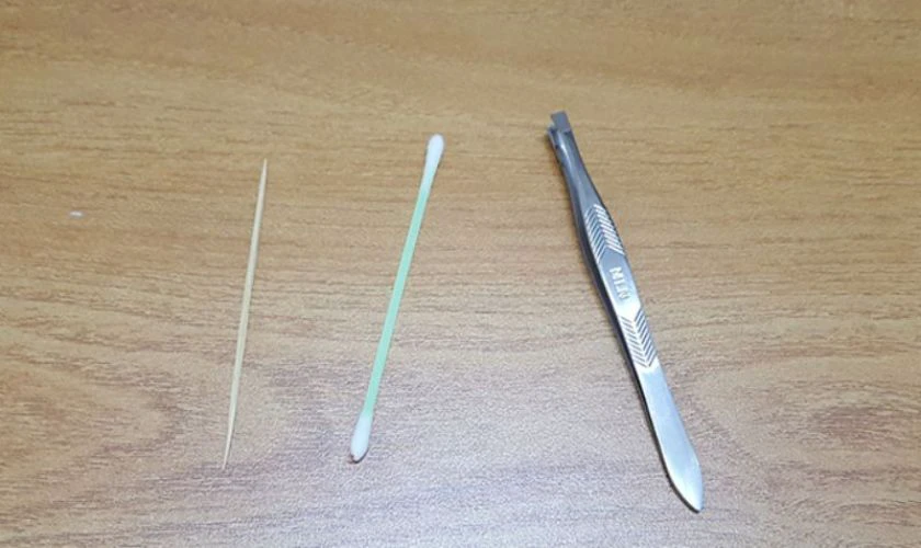 Làm sạch các vị trí nhỏ mà khăn hay bàn chải không thể chạm tới