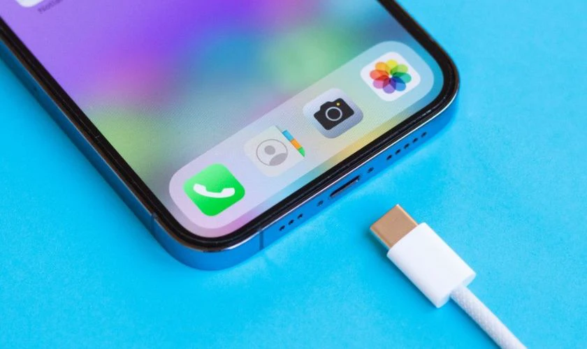 Mua iPhone 15 có kèm sạc không? Tại sao mua iPhone 15 không kèm sạc?