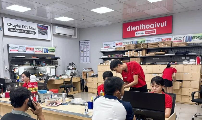 Cho khách kiểm tra máy kỹ trước khi mua