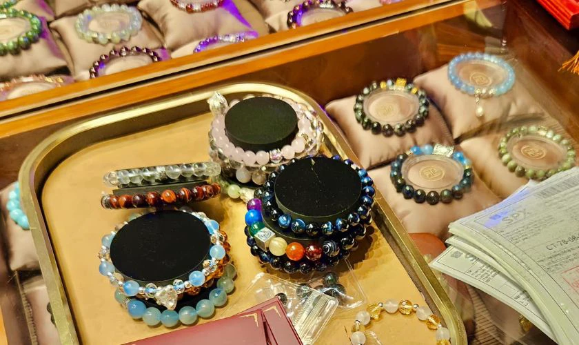 Mua quà Tết gì cho bố mẹ chồng - Trang sức phong thủy