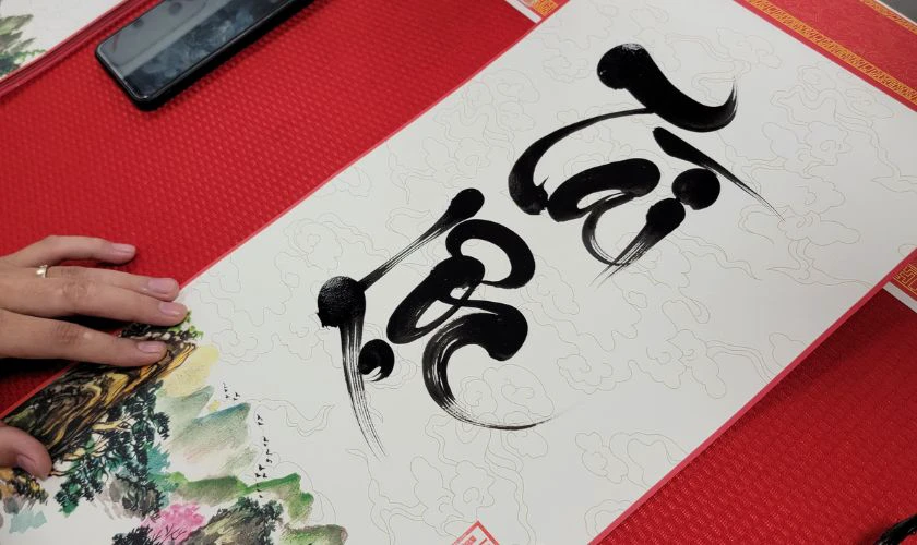 Món quà Tết cho bố mẹ chồng trang trí - Tranh thư pháp