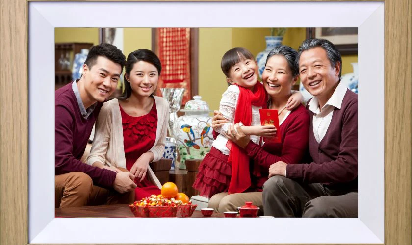 Món quà Tết cho bố mẹ chồng trang trí - Khung ảnh gia đình