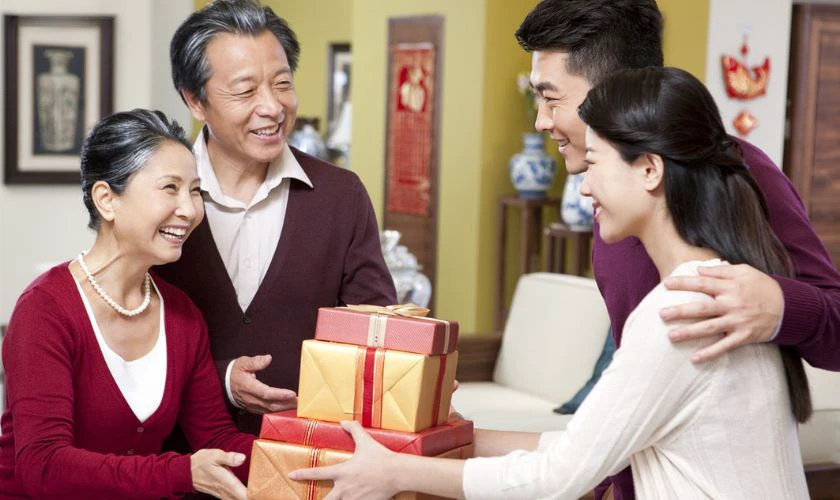 Tiêu chí chọn quà Tết cho bố mẹ chồng - Sát nhu cầu