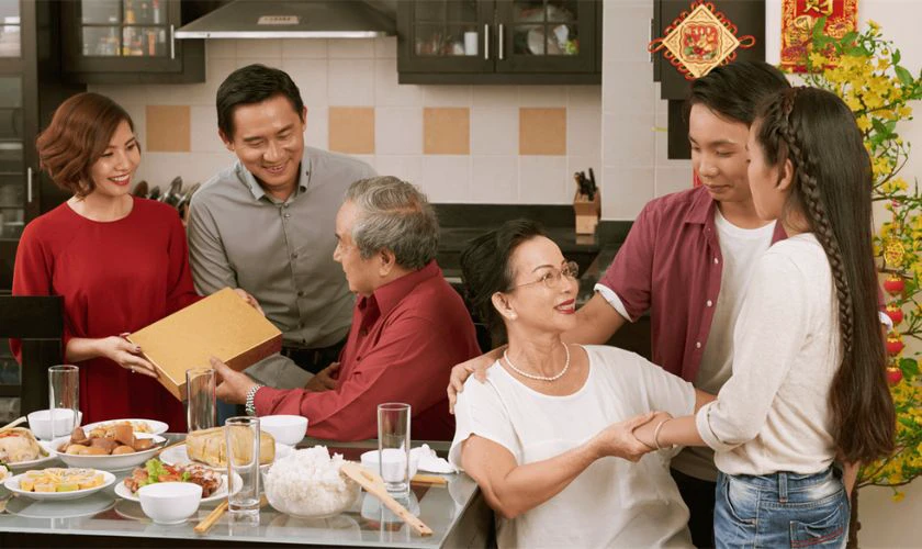 Quà Tết Bính Ngọ cho bố mẹ chồng không nhất thiết phải quá đắt tiền