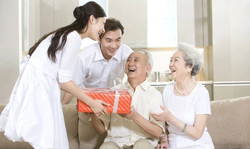 Mẹo tặng quà Tết cho bố mẹ chồng đảm bảo ấn tượng