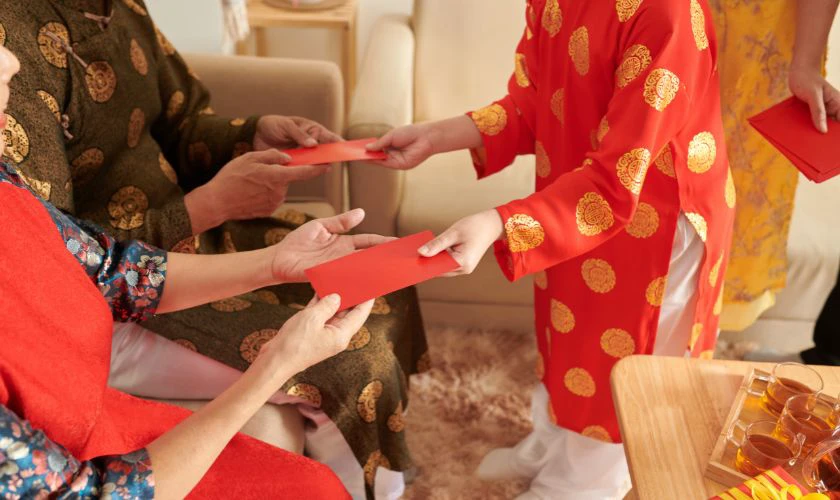 Khi tặng lì xì cho bố mẹ chồng, bạn nên kèm theo lời chúc chân thành