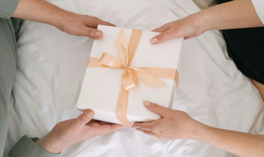 Mẹo tặng quà Tết cho bố mẹ vợ đảm bảo ấn tượng