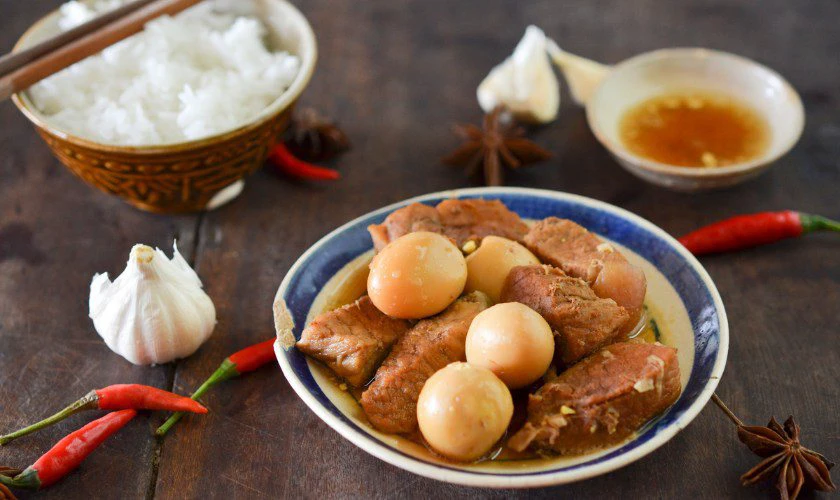 Mùng 1 Tết ăn gì cho may mắn - Thịt kho tàu