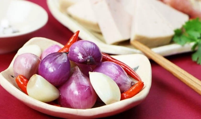 Mùng 1 tết ăn gì cho may mắn - Dưa hành muối chua
