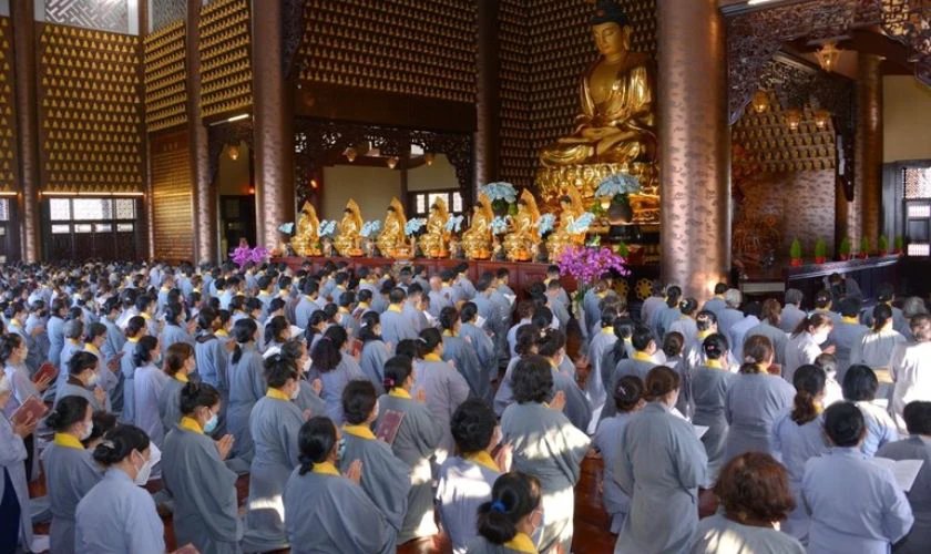 Ăn mặc chỉnh tề khi đi chùa dâng hương đầu năm