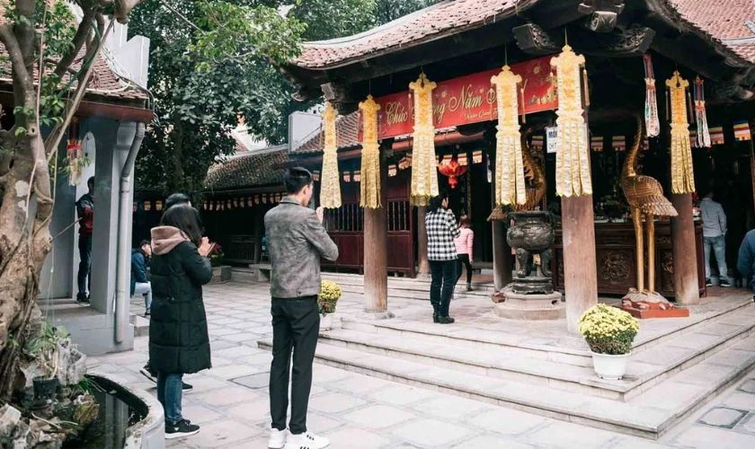 Mùng 1 Tết 2026 nên đi đâu - Đi chùa cầu an