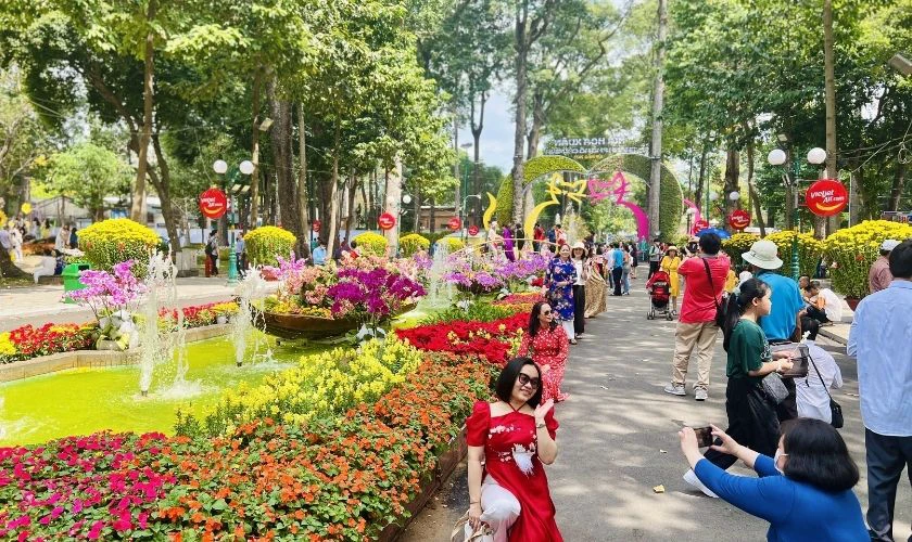 Mùng 1 Tết 2026 nên đi đâu - Dạo chơi phố xuân