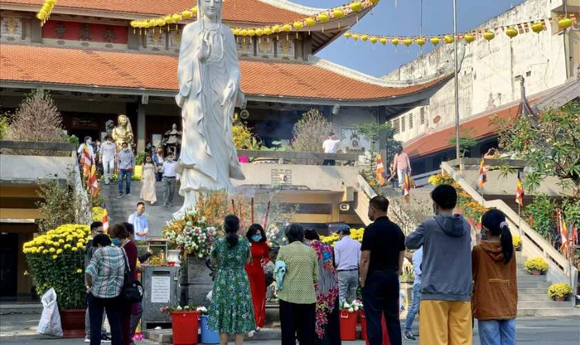 Mùng 1 Tết con cháu chúc Tết người lớn