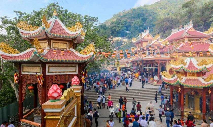 Đi chùa - Cầu bình an cho gia đình