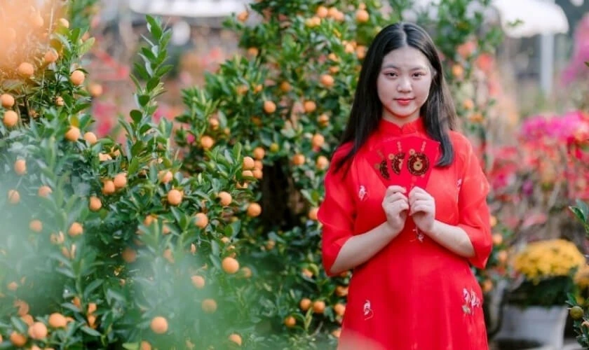 Mùng 1 Tết 2026 nên chọn trang phục màu gì, không chọn màu gì?