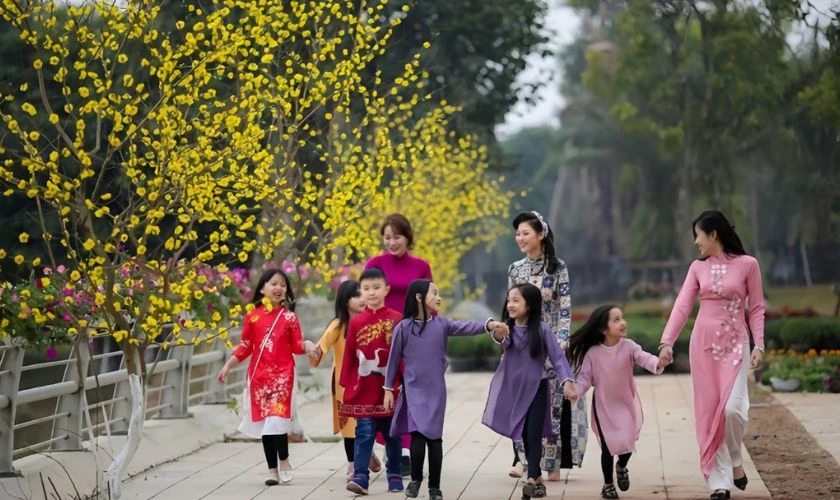 Mùng 3 Tết Ất Tỵ xuất hành hướng Tây Bắc và Tây Nam để đón hỷ lộc