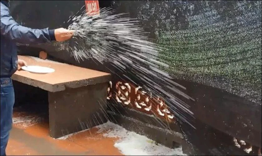 Cách rắc muối gạo chuẩn ai cũng nên biết