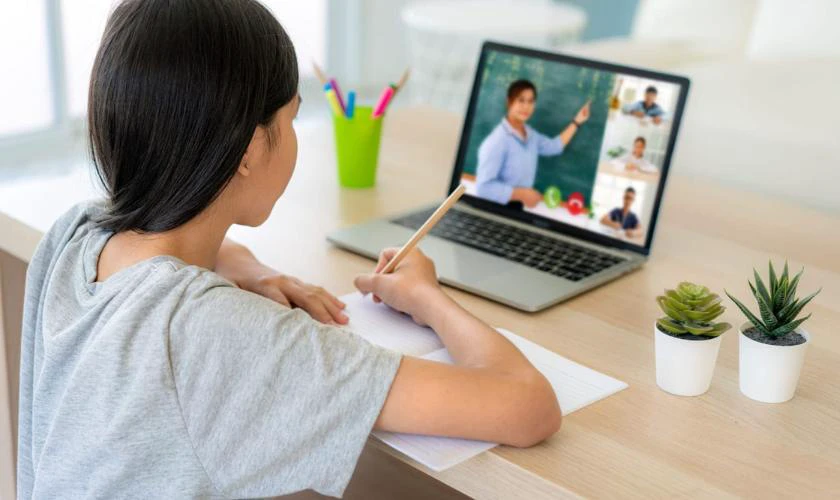 Nên mua laptop hay máy tính bàn cho học sinh 2025