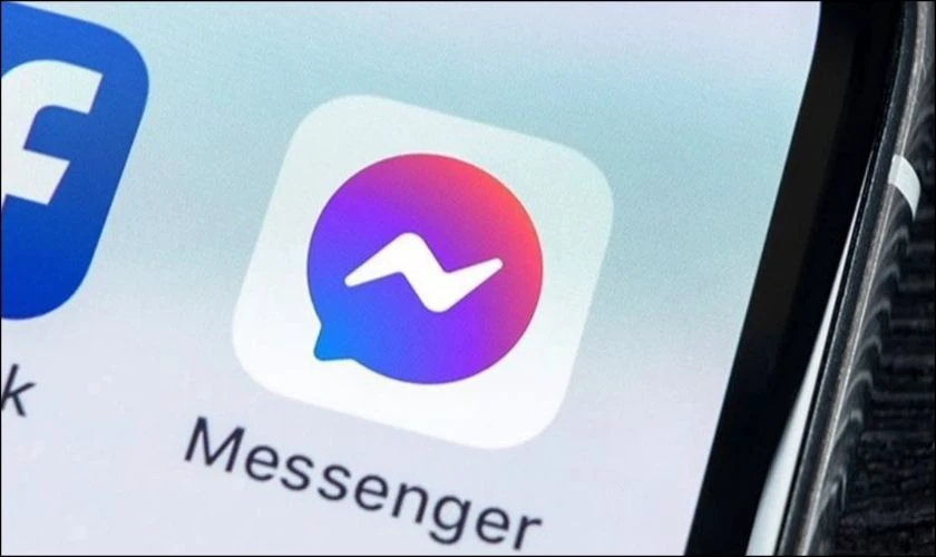 Mở Messenger, tìm chọn cuộc trò chuyện mà bạn muốn đổi nền Valentine