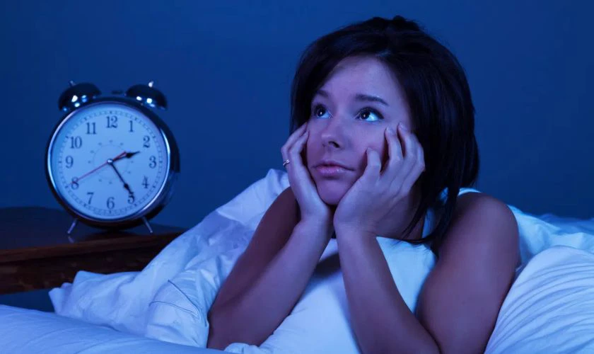 Sử dụng điện thoại ban đêm trước khi ngủ có thể gây gián đoạn chu kỳ ngủ