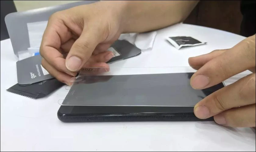 Sử dụng miếng dán chống lóa cho màn hình để bảo vệ mắt tốt hơn