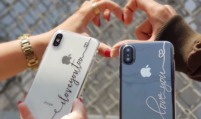 Ốp lưng đ&ocirc;i khắc t&ecirc;n