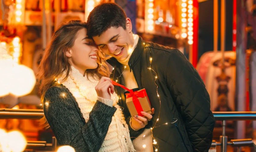 C&aacute;c cặp đ&ocirc;i tặng qu&agrave; cho nhau