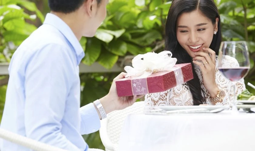 14/2 hội độc thân làm gì - Tặng quà cho crush