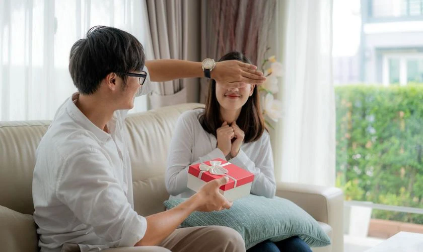 Ngày Valentine nên làm gì - Tặng quà cho nửa kia