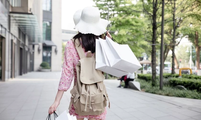 Tự thưởng một chuyến “Solo Date” mua sắm