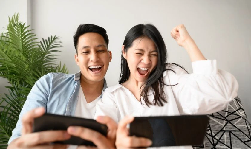 Tổ chức buổi “Game Night” hoặc Karaoke tại gia