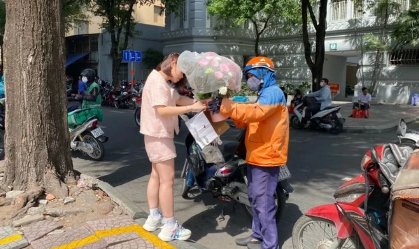 Ngày 14/2 nên làm gì với người yêu xa - Đặt quà bất ngờ