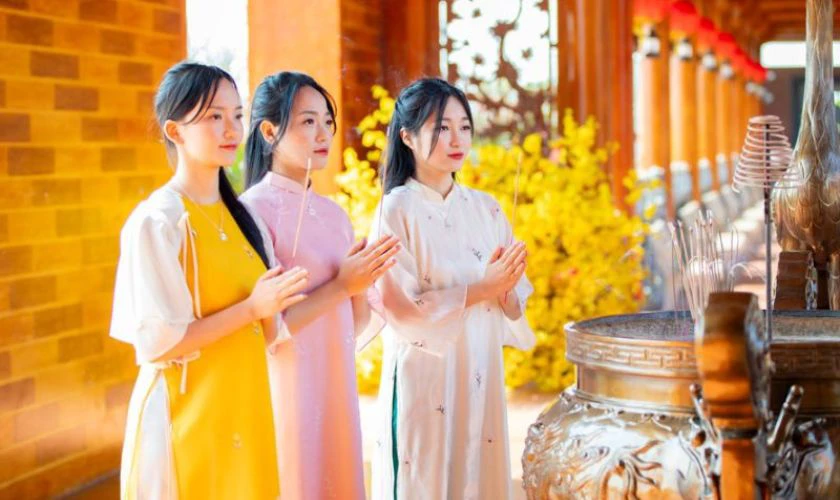 Vào ngày vía Thần Tài, nhiều người lựa chọn đi chùa hoặc các đền thờ Thần Tài