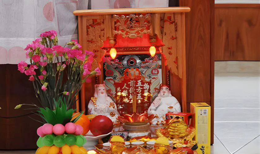 Thắp đèn bàn thờ suốt ngày vía Thần Tài