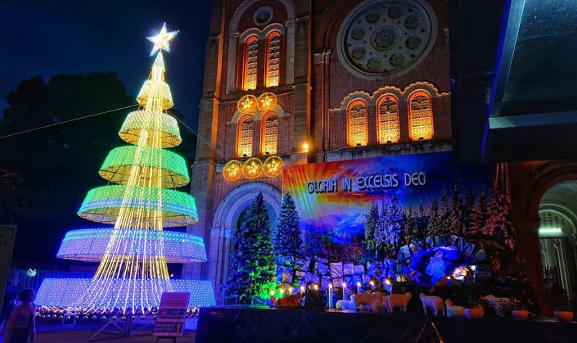 Nhà thờ Đức Bà - TOP nhà thờ trang trí Noel đẹp nhất Sài Gòn